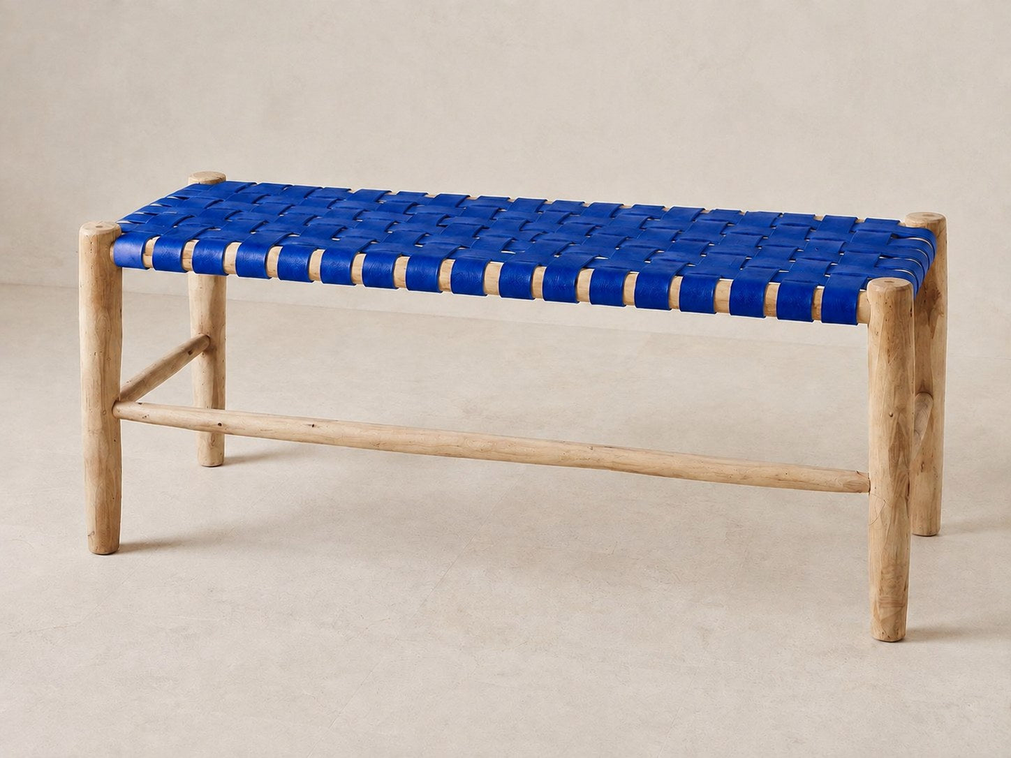 BAMA, banc en cuir tressé bleu, vue trois quarts