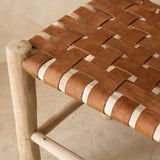 Détail du tressage en damier du cuir cognac sur le bois brut