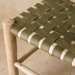 Détail du tressage en damier du cuir kaki sur le bois brut