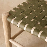Détail du tressage en damier du cuir kaki sur le bois brut