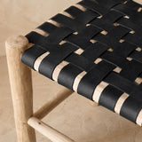 Détail du tressage en damier du cuir noir sur le bois brut