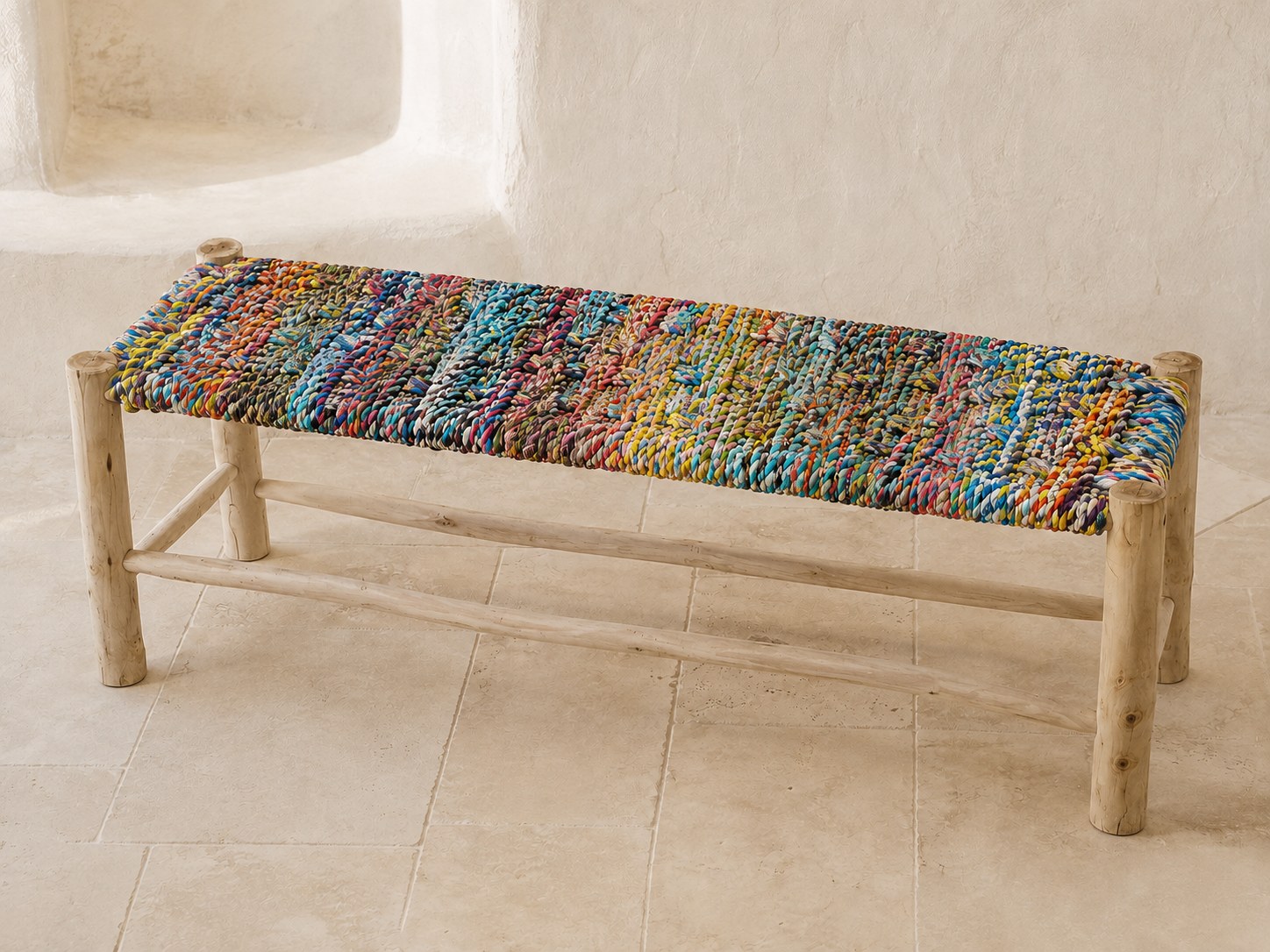 BOUJAD, banc en tissus recyclés tressés multicolores sur piètement de bois brut