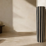 KOBA, lampadaire colonne noir et écru dans un salon en tadelakt
