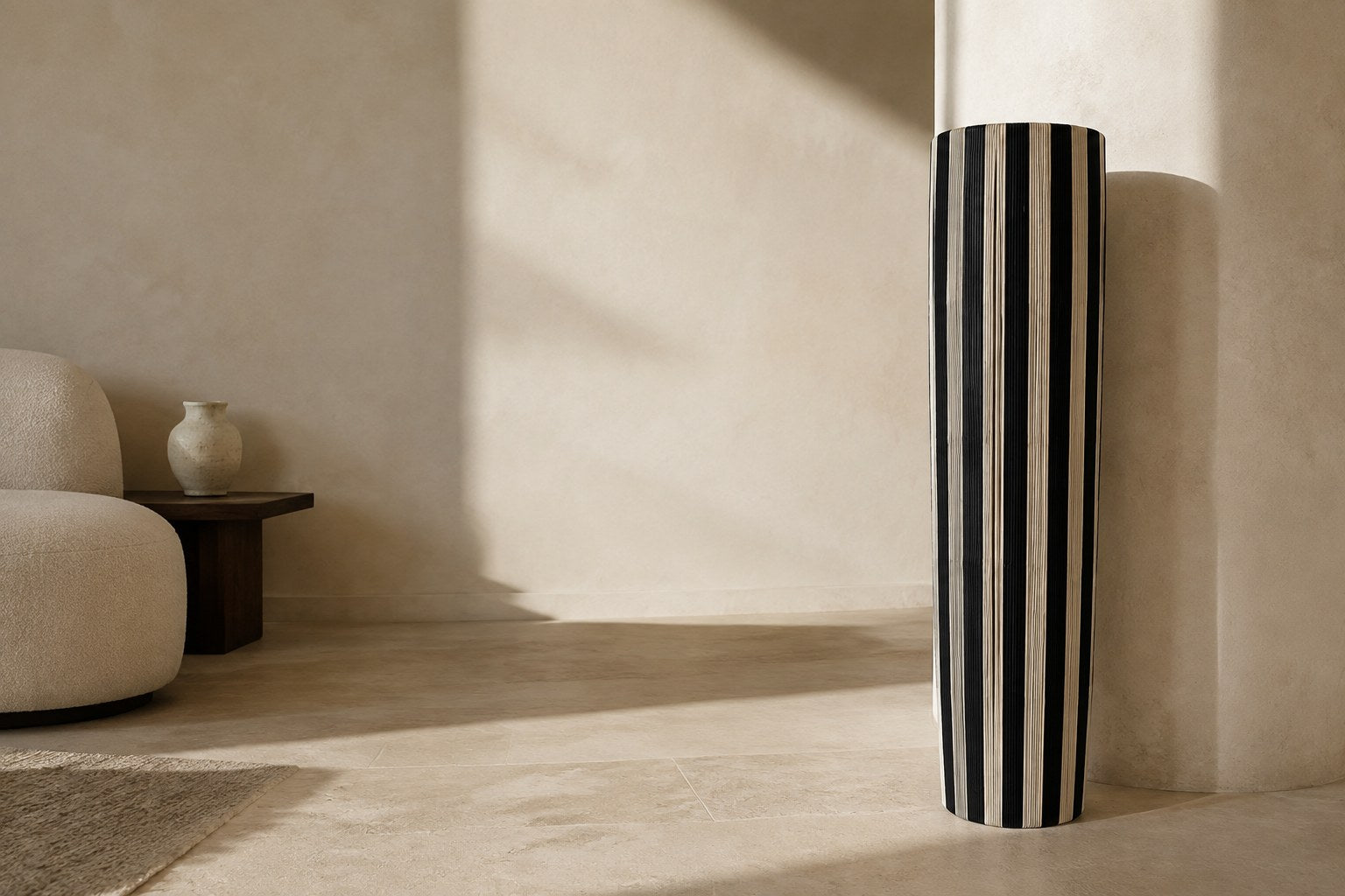 KOBA, lampadaire colonne noir et écru dans un salon en tadelakt