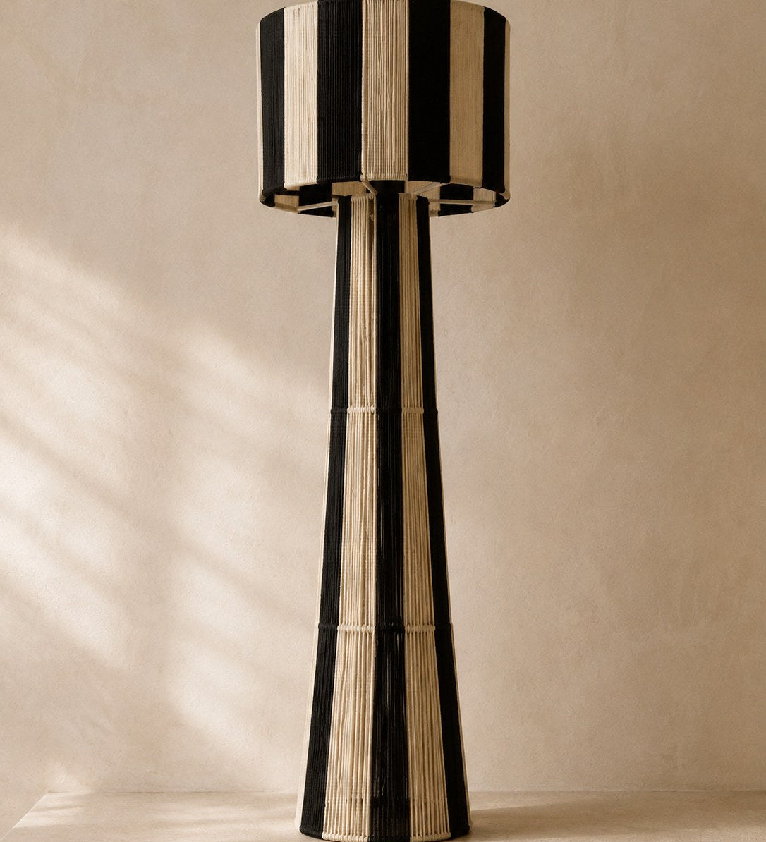 NARA, lampadaire tressé main, fût conique et abat-jour tambour