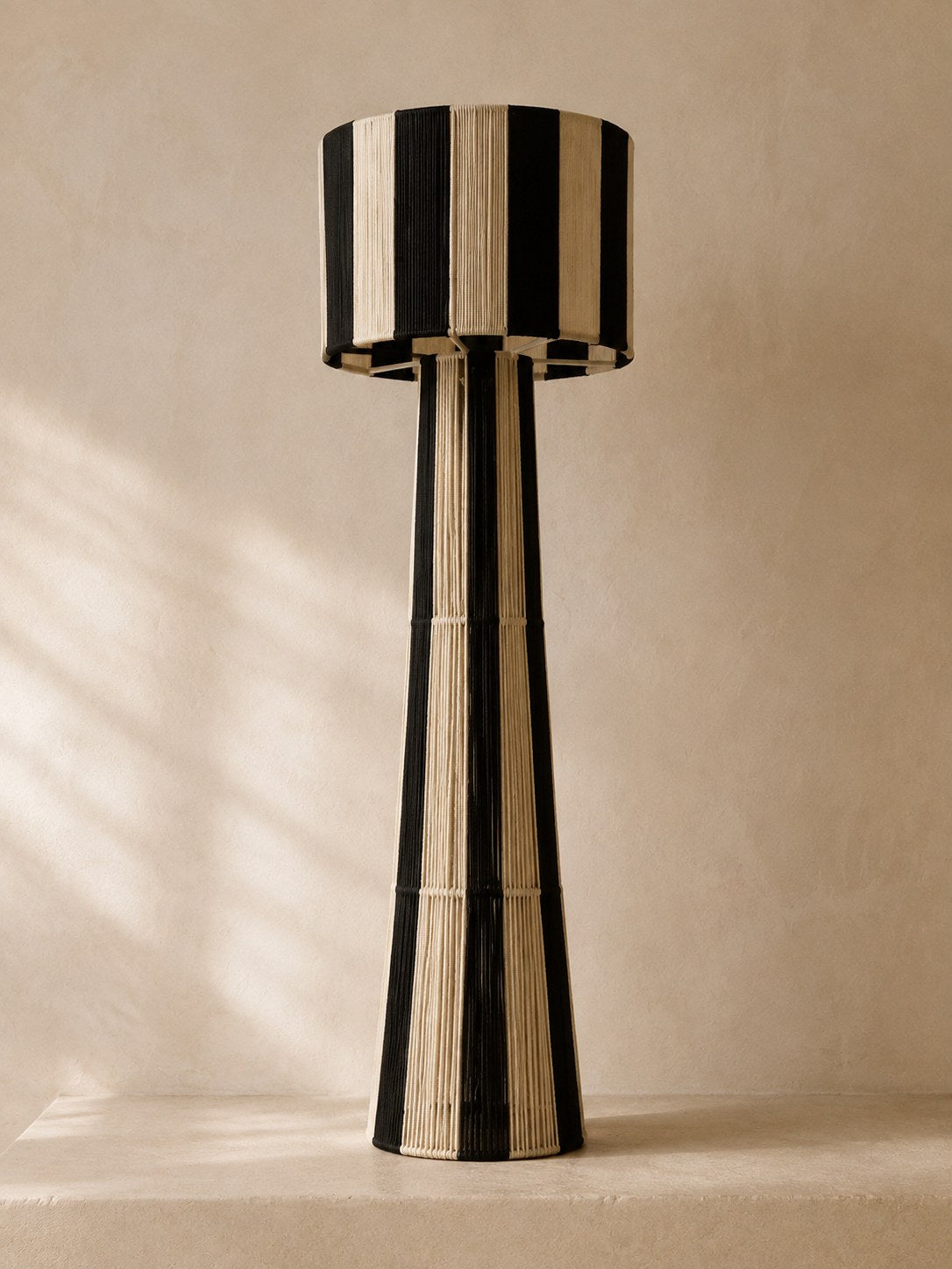 NARA, lampadaire tressé main, fût conique et abat-jour tambour