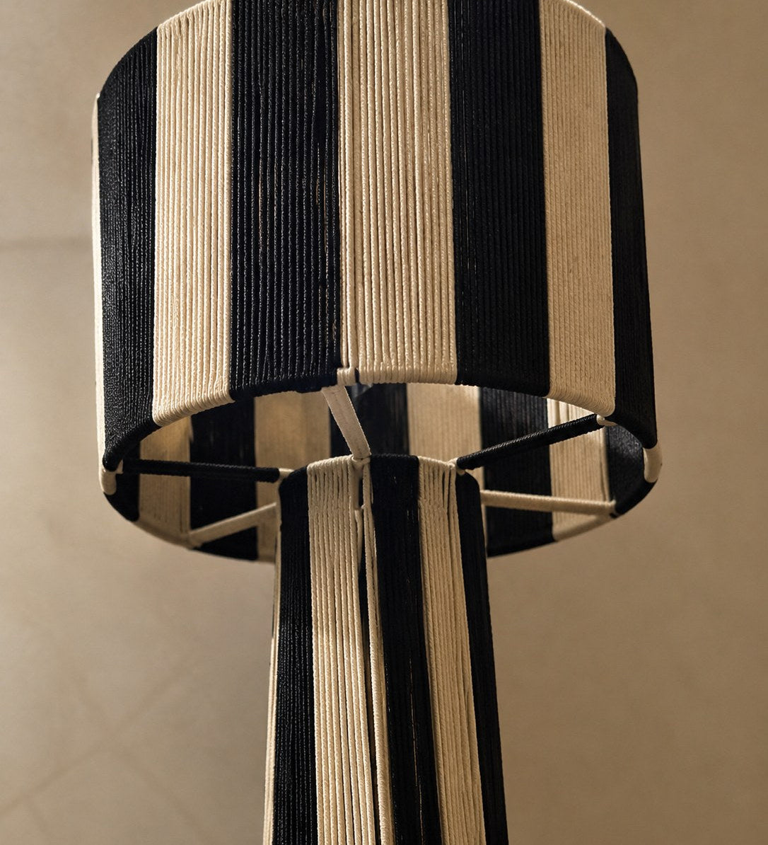 Détail de l'abat-jour tambour tressé en corde noire et écrue