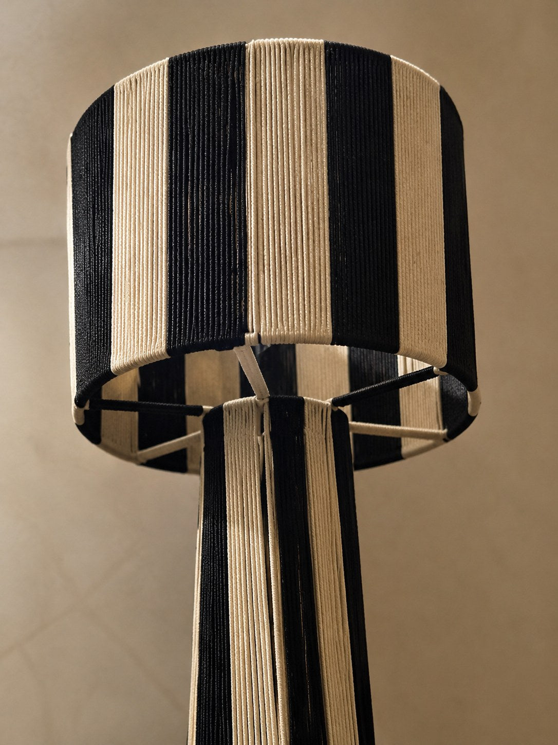Détail de l'abat-jour tambour tressé en corde noire et écrue