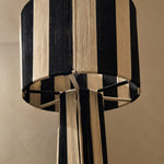 Détail de l'abat-jour tambour tressé en corde noire et écrue