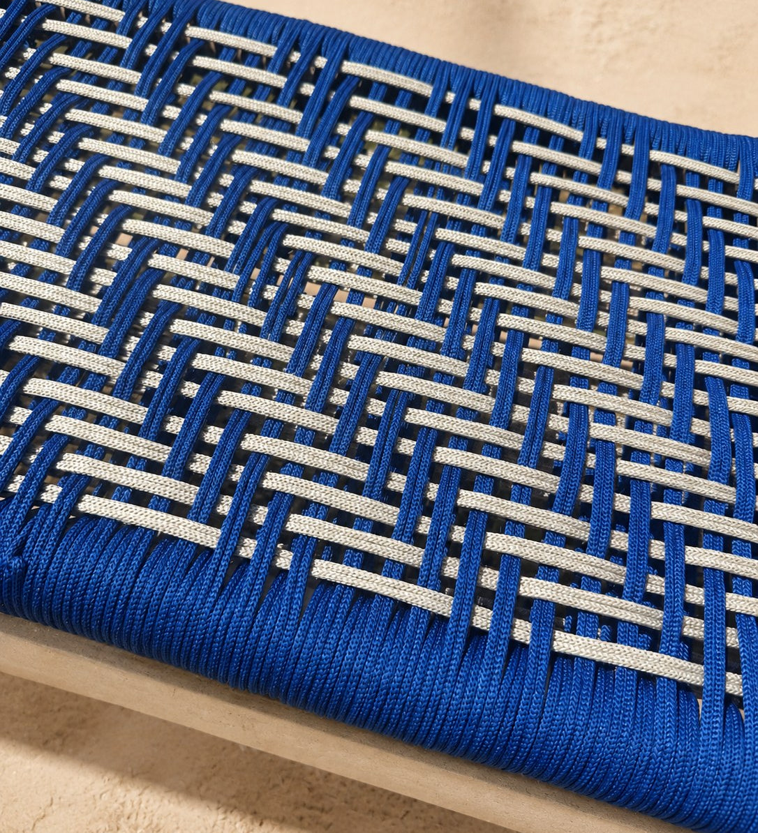 Détail du tressage en chevrons bleu et écru de l'assise SKALA