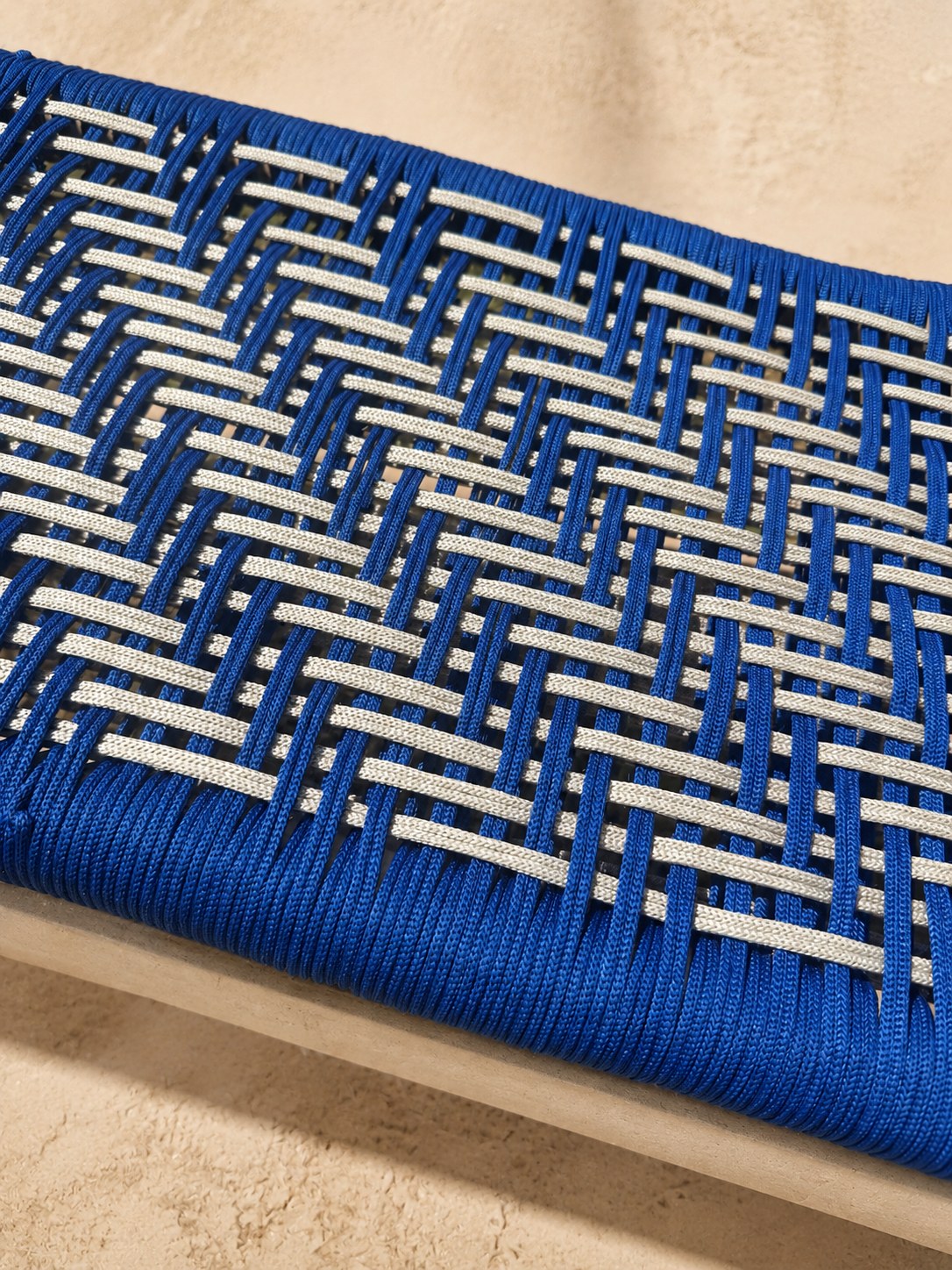 Détail du tressage en chevrons bleu et écru de l'assise SKALA