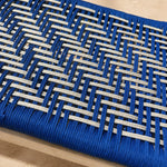 Détail du tressage en chevrons bleu et écru de l'assise SKALA
