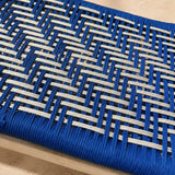 Détail du tressage en chevrons bleu et écru de l'assise SKALA